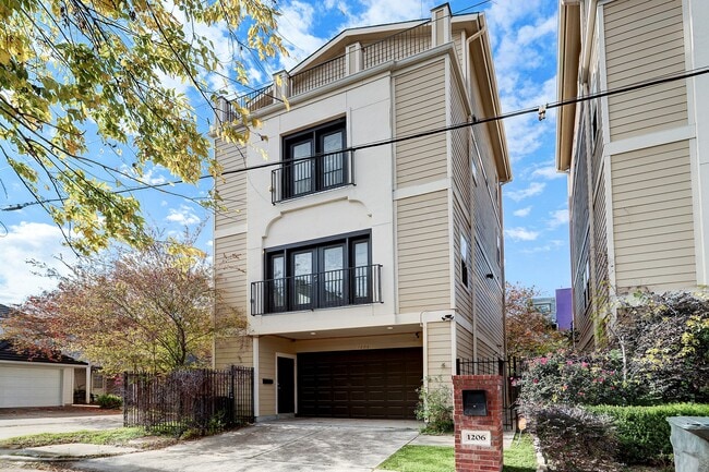 Building Photo - 1206 Cushing St