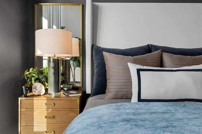 Building Photo - 525 Olive St