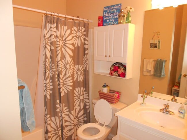 Building Photo - Large 4 Bedroom Home, so close to campus!