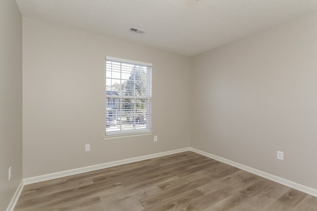 Building Photo - 707 Almora Dr