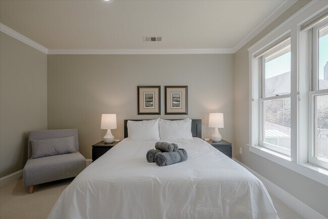 Building Photo - 2618 Thomas Ave