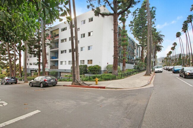 Building Photo - Spacious & Bright 3BR Condo with Bonus Room, Secured Parking & Hollywood History!
