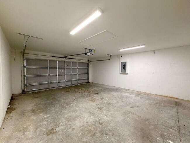 Building Photo - Desirable SE Neighborhood - 3/2/2 Silver Spring Shores **Available NOW**
