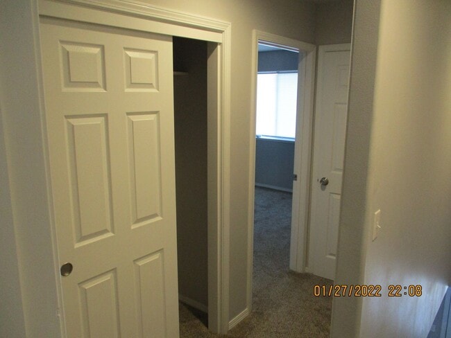 Building Photo - Beautifully remodeled 3 bed, 3 bath Duplex