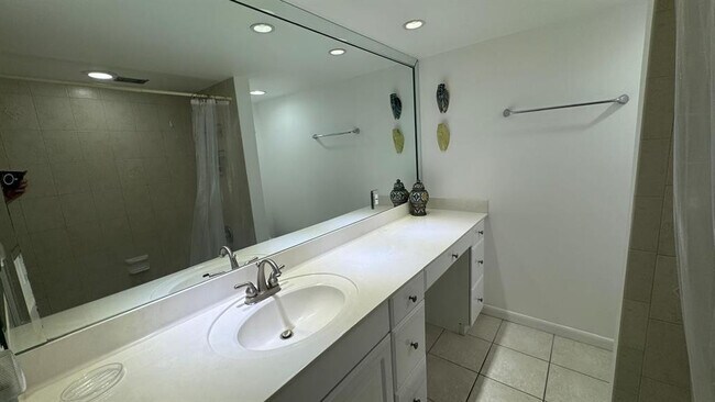 Building Photo - 2200 NE 33rd Ave