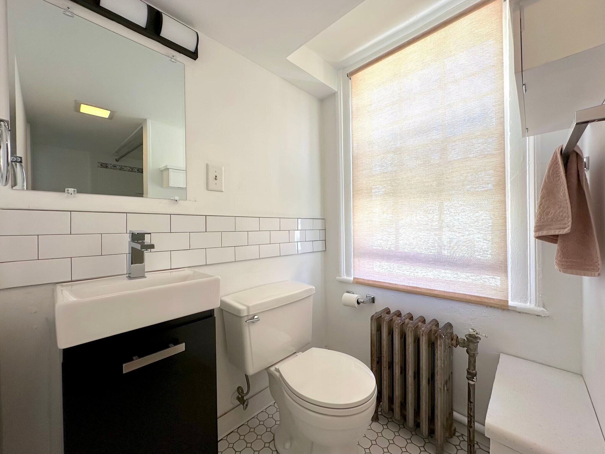 Building Photo - 112 1st St