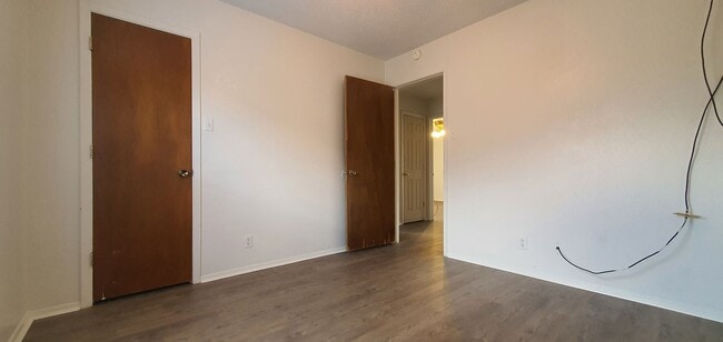 Building Photo - 2922 N Oakes St