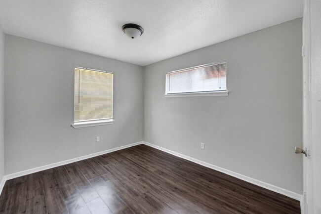 Building Photo - 5708 Pickfair St