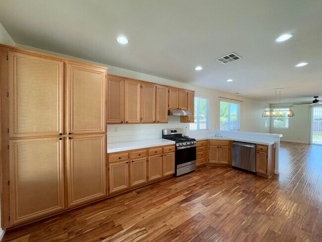 Building Photo - 4 Bedroom Menifee home available now for l...