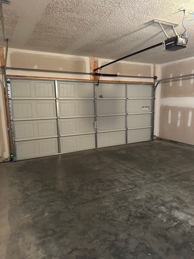 Building Photo - Tranquil South Retreat: Spacious 5-Bed Home with Fenced Yard, Pet-Friendly, Washer/Dryer Included