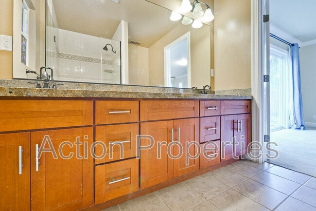 Building Photo - 649 Hollingsworth Dr