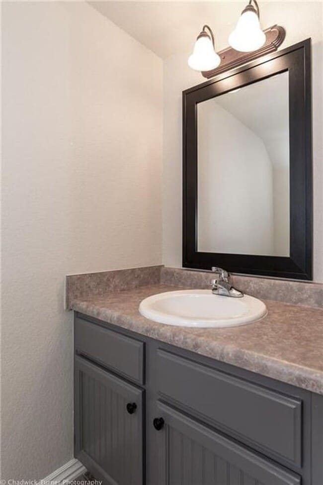 Building Photo - 2 Bedroom Condo 6 Minutes from UofA! Prime location in quiet neighborhood!