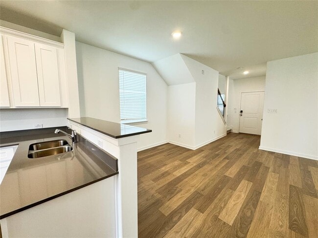 Building Photo - 130 Golden Bell Wy