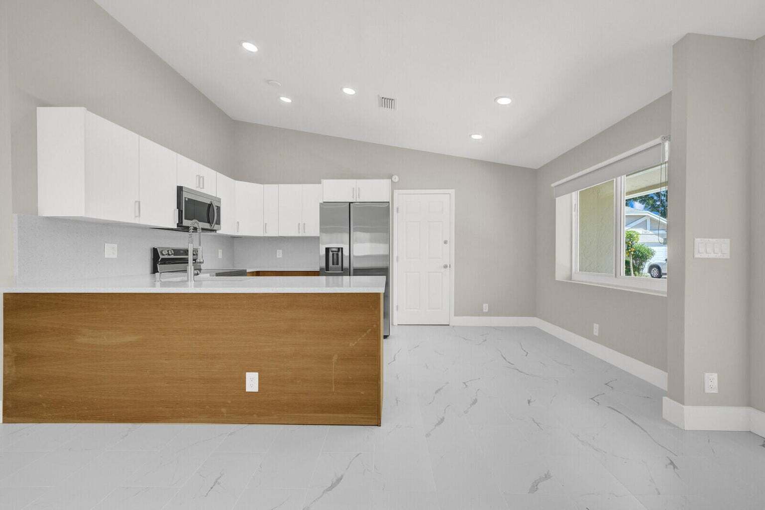 Building Photo - 23392 Country Club Dr E