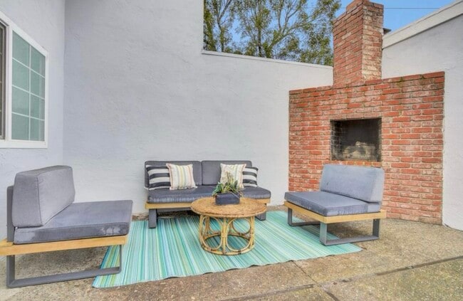 Building Photo - Live Oak Ct