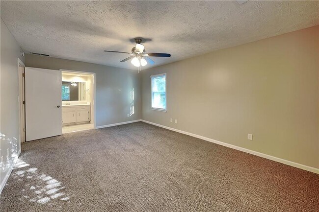 Building Photo - 2709 Hawk Dr NE