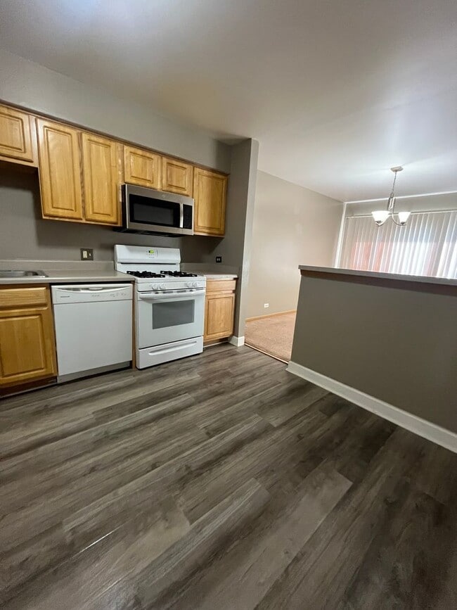 Building Photo - Runaway bay Condo Apartment