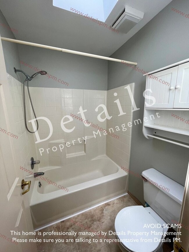 Building Photo - **COMING SOON** 3 BR bedroom Silverdale Townhouse