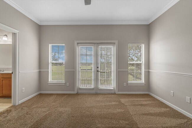 Building Photo - Around the Corner to Avalon Park Towncente...