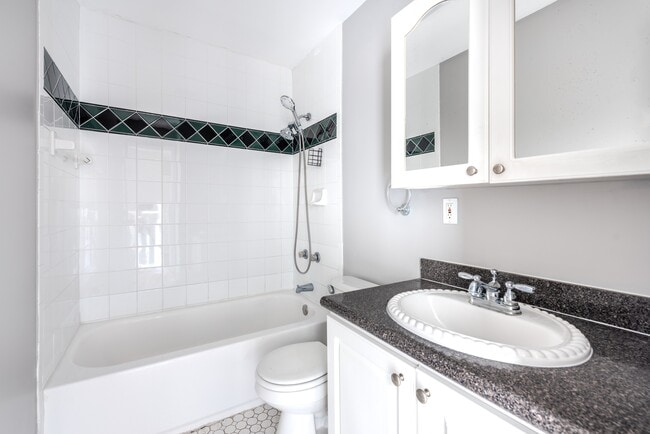 Building Photo - 2140 Sherwood Forest Blvd