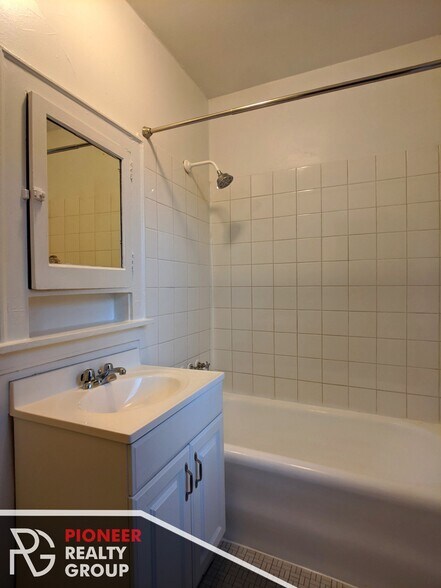 Building Photo - 4647 N Paulina St