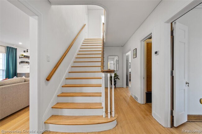 Building Photo - 18694 Oak Dr