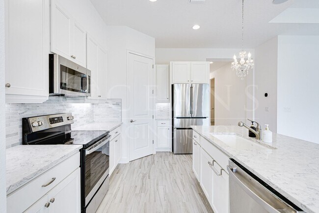 Building Photo - Luxurious 3-Bedroom Home Backing to a Natu...