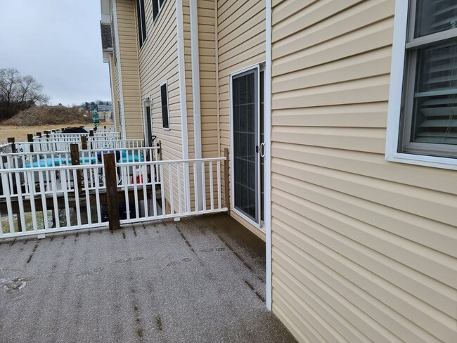 Building Photo - 3 Bedroom 2 1/2 bath end unit Townhome for...