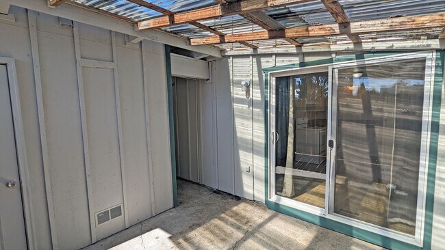 Building Photo - 2 bedroom 1 bath duplex