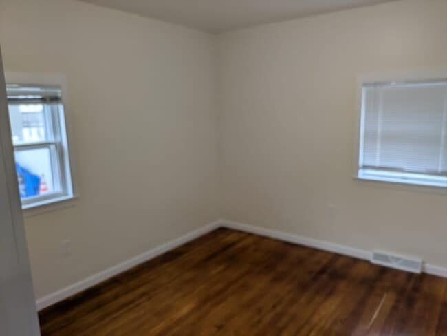 Building Photo - 165 Grove St