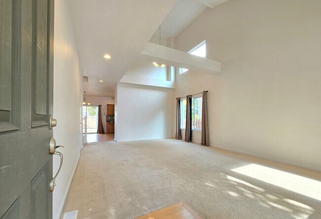 Building Photo - Charming Single Family 4 Bed/2.5 Bath Home...