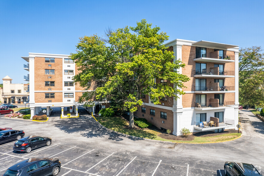 Building Photo - Courtside Square Apartments