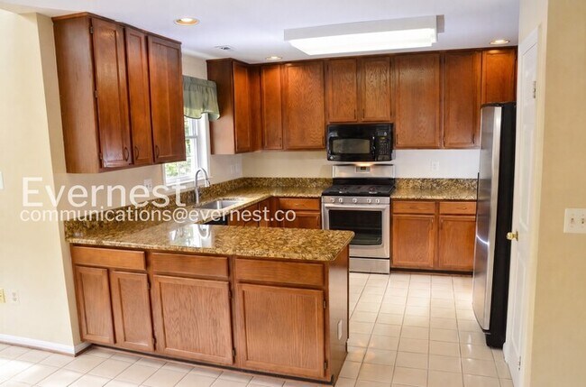 Building Photo - 4 Bed/3 Bath Townhome with Fenced Yard / Pet-Friendly / Available Soon!
