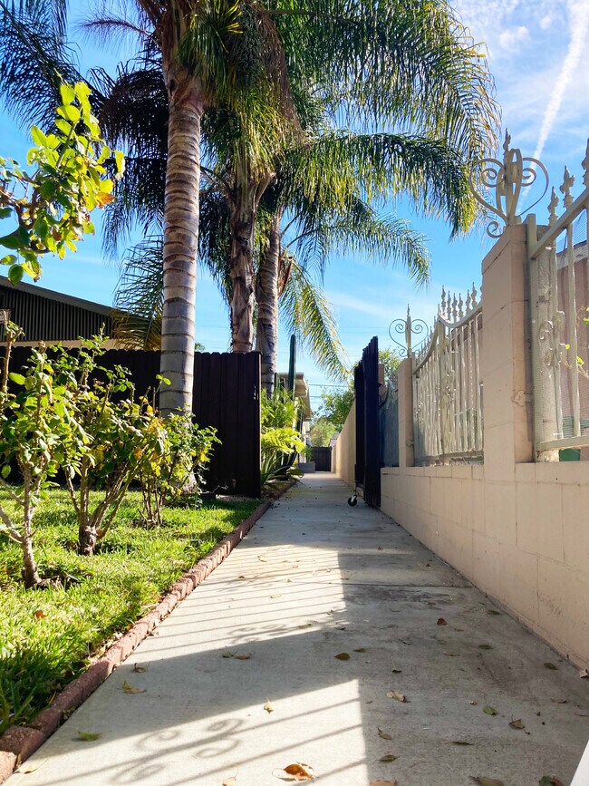 Building Photo - 3332 Thorpe Ave