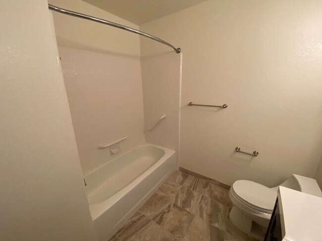 Building Photo - Glen Heights Condo