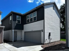 Building Photo - 306 Huisache St