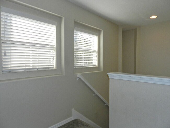 Building Photo - Quality Townhome In Convenient Location!