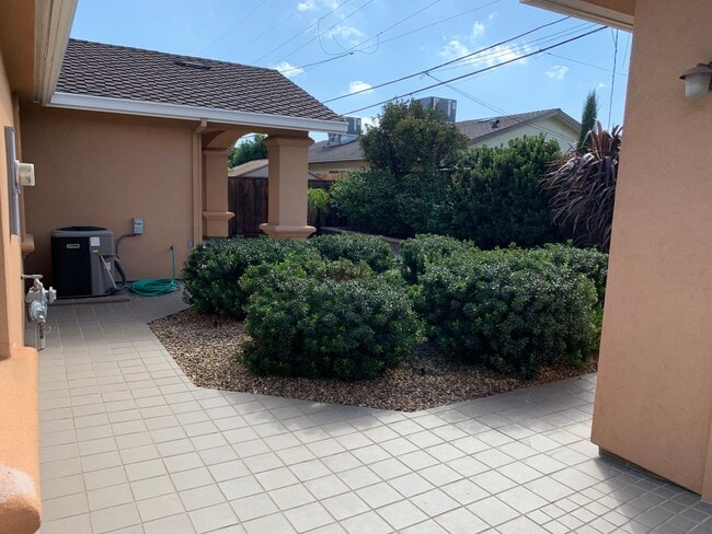 Building Photo - Stunning 4 bedroom, 2 Bath Tracy Home / Best Property Management