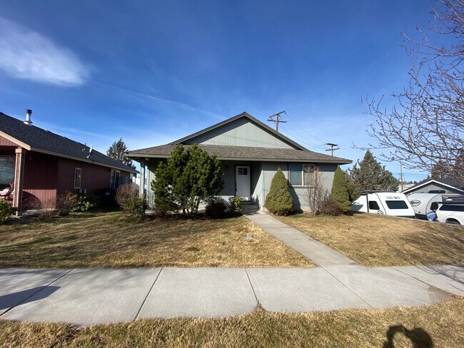 Building Photo - Single-Level Home in a Convenient NE Bend Location