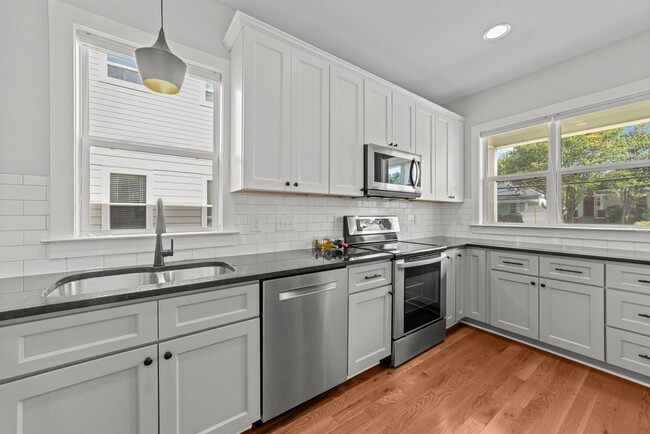 Building Photo - Modern 3 Bedroom home inside Downtown Raleigh, Fenced-in Backyard, Updated Kitchen, Pet Friendly!