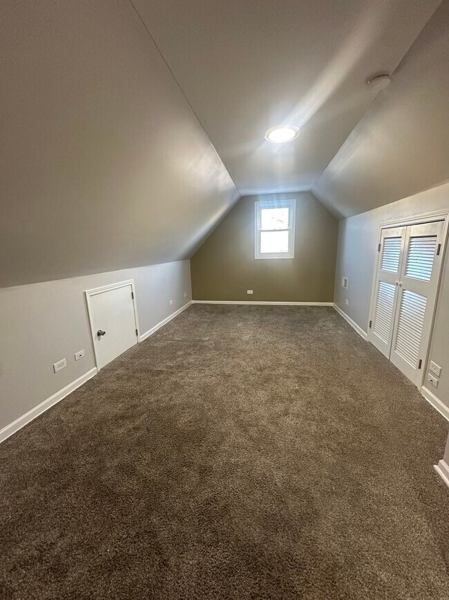 Building Photo - 3251 W Berteau Ave