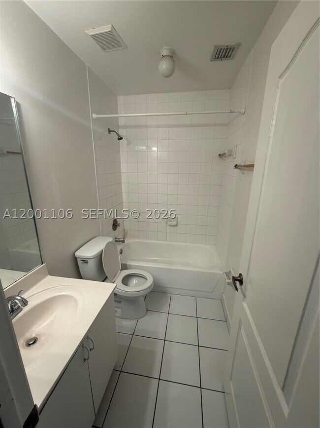 Building Photo - 960 NE 214th Ln