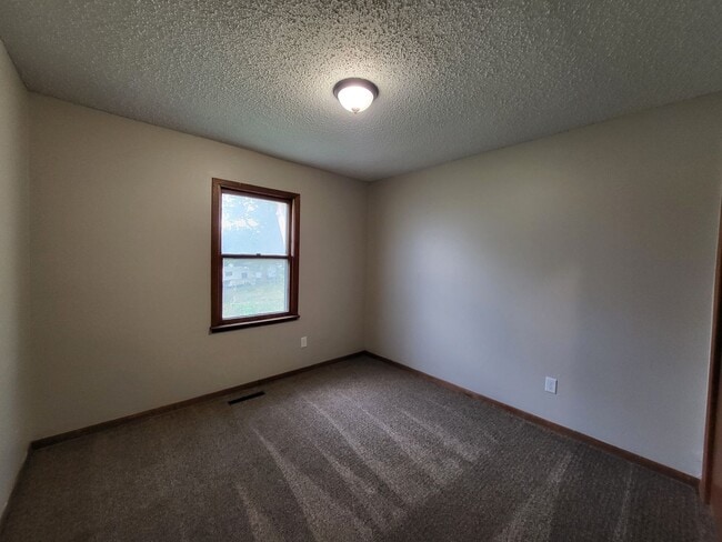 Building Photo - Spacious 4 bedroom home!