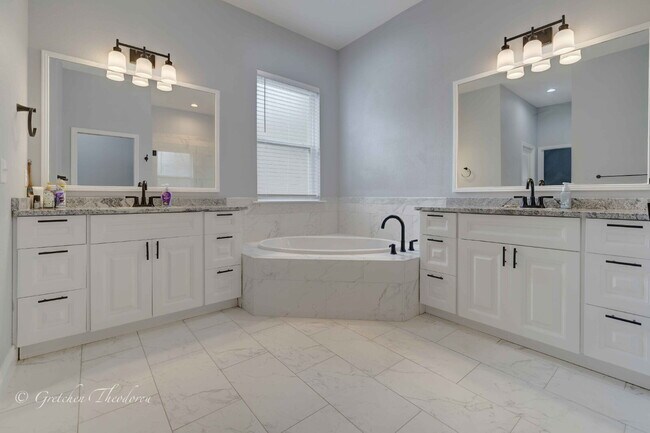 Building Photo - "Charming 3-Bedroom Oasis with 2 Baths and...