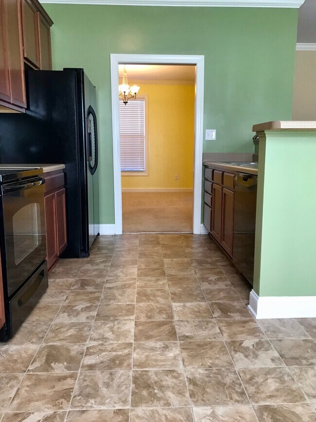 Building Photo - Rad in Raintree!