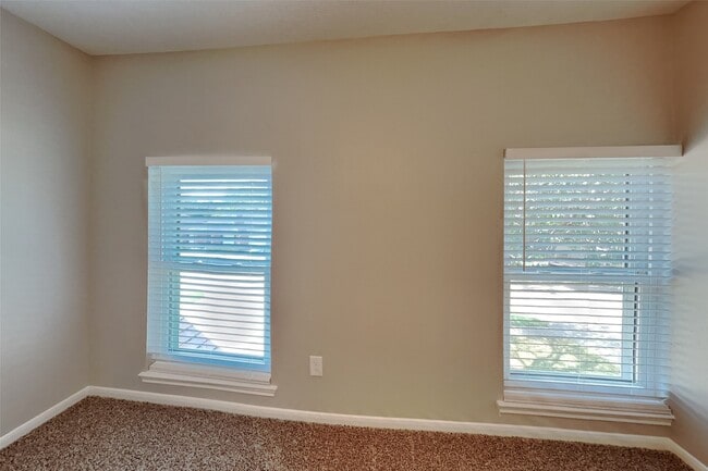 Building Photo - 1021 Glenview Dr