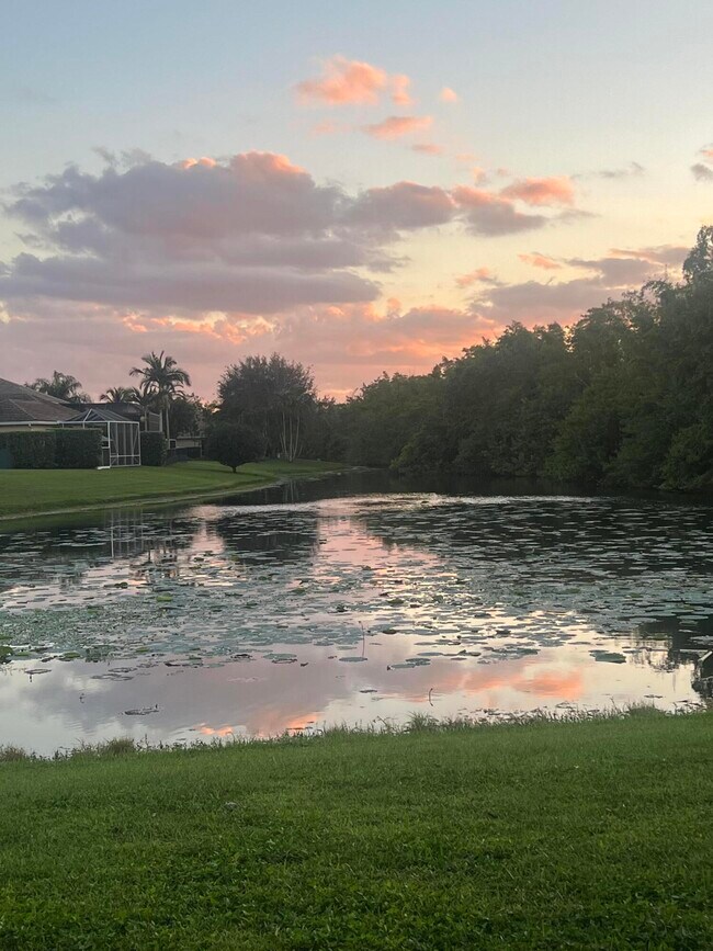 Building Photo - 1605 S Club Dr