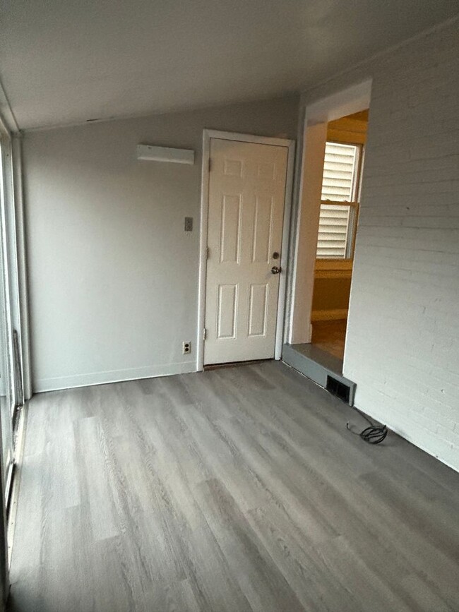 Building Photo - Renovated 3 bedroom 1 bath House - Move in...