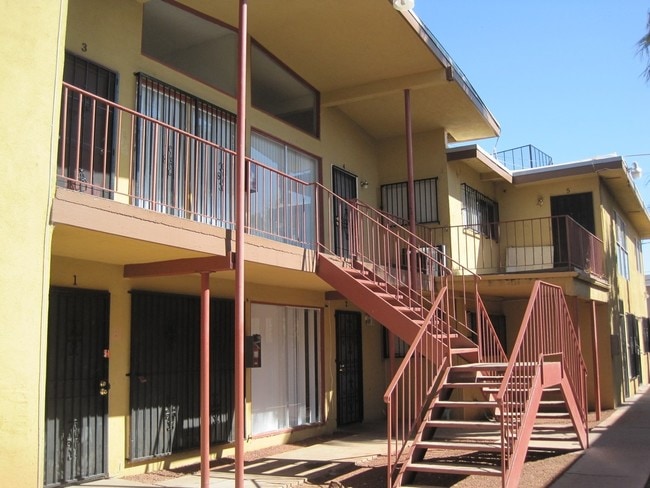 Building Photo - Royal Crest