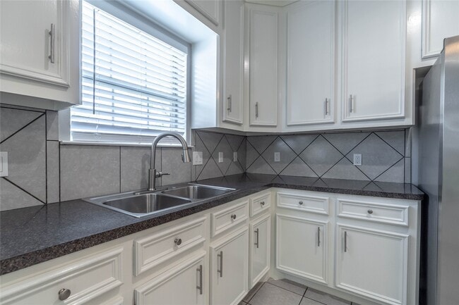 Building Photo - 1122 Ryon St